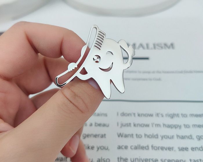 Tooth Brooch R174373907140