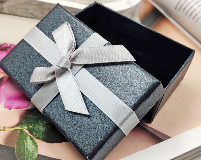 Gift box with ribbon G5383