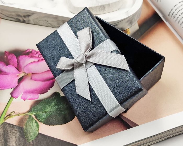 Gift box with ribbon G5383